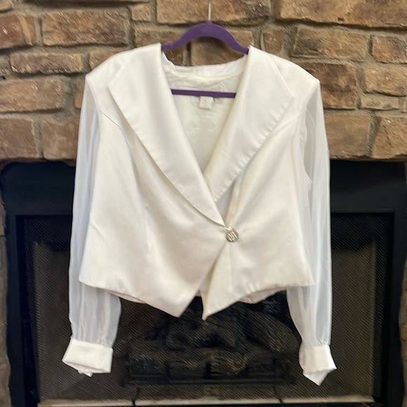 J. R. Nites Woman white jacket with sparkly front button and sheer sleeves. 16W - Picture 1 of 9